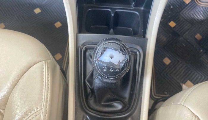 2017 Maruti Ciaz VXI (O), Petrol, Manual, 61,690 km, Gear lever - Knob has minor damage