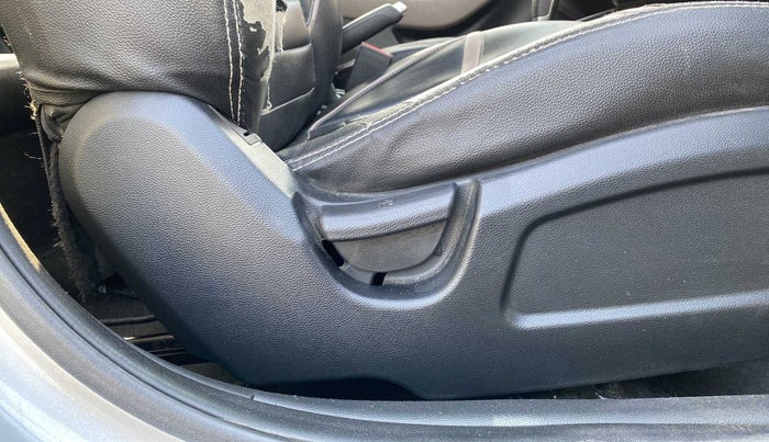 2018 Hyundai Elite i20 MAGNA EXECUTIVE CVT, Petrol, Automatic, 26,098 km, Driver Side Adjustment Panel