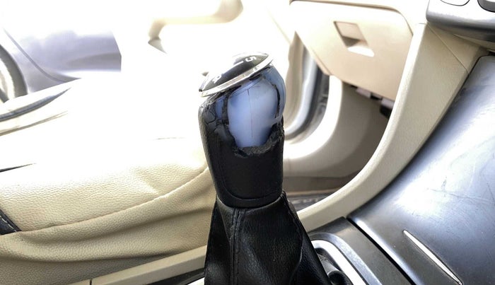 2017 Maruti Ciaz ZXI+, Petrol, Manual, 83,947 km, Gear lever - Knob has minor damage