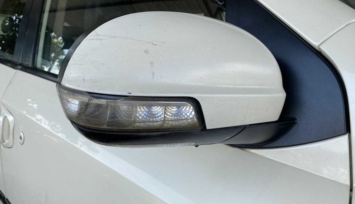 2014 Mahindra XUV500 W6, Diesel, Manual, 97,962 km, Right rear-view mirror - Indicator light has minor damage
