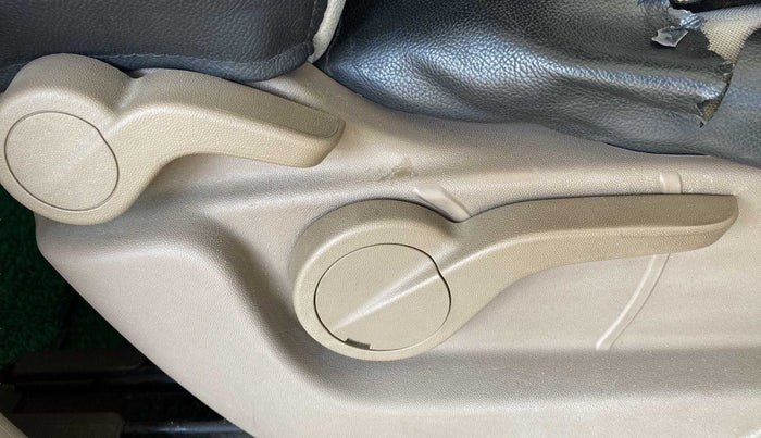 2014 Mahindra XUV500 W6, Diesel, Manual, 97,962 km, Driver Side Adjustment Panel