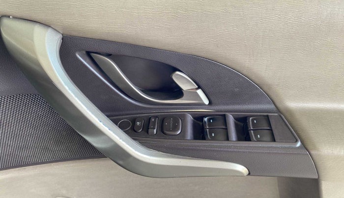 2014 Mahindra XUV500 W6, Diesel, Manual, 97,962 km, Driver Side Door Panels Control