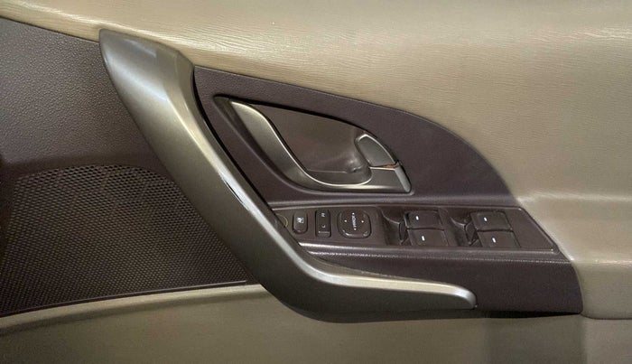 2015 Mahindra XUV500 W6, Diesel, Manual, 99,895 km, Driver Side Door Panels Control