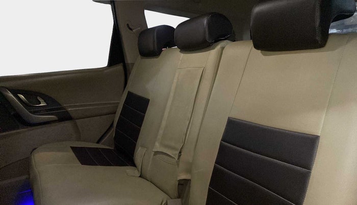 2015 Mahindra XUV500 W6, Diesel, Manual, 99,895 km, Right Side Rear Door Cabin