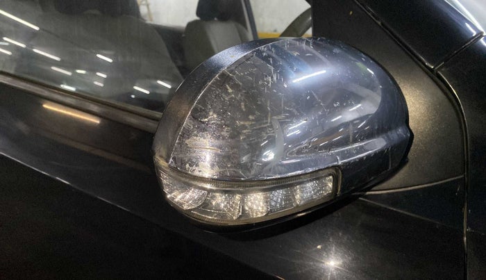 2015 Mahindra XUV500 W6, Diesel, Manual, 99,895 km, Right rear-view mirror - Cover has minor damage