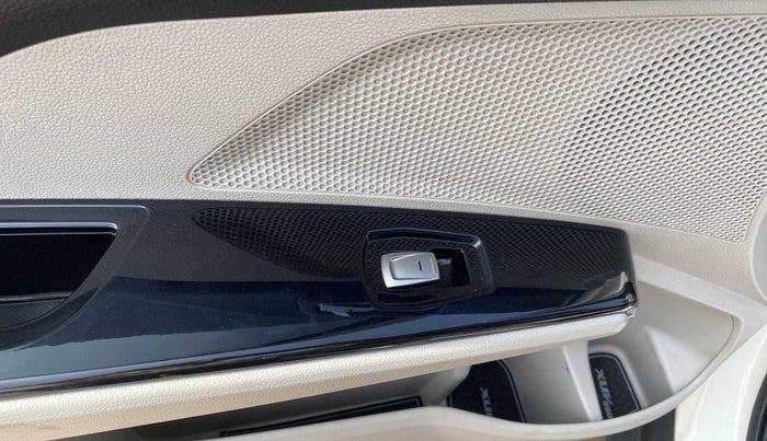 2021 Mahindra XUV 3OO W8 (O) 1.2 PETROL, Petrol, Manual, 37,959 km, Left front window switch / handle - Power window makes minor noise