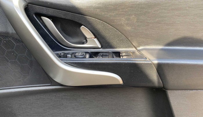 2018 Mahindra XUV500 W9, Diesel, Manual, 95,277 km, Driver Side Door Panels Control
