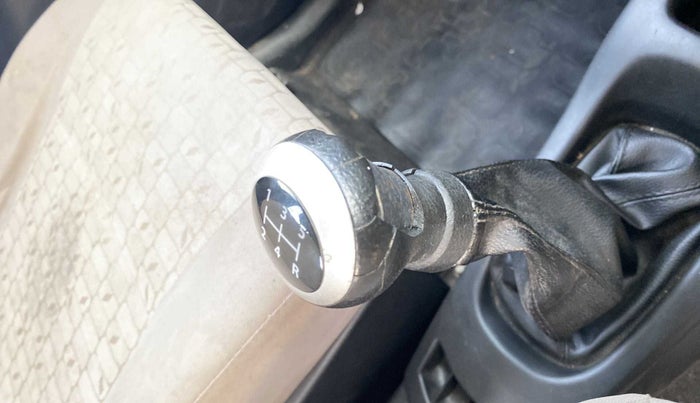 2013 Maruti Wagon R 1.0 VXI, Petrol, Manual, 56,610 km, Gear lever - Knob has minor damage