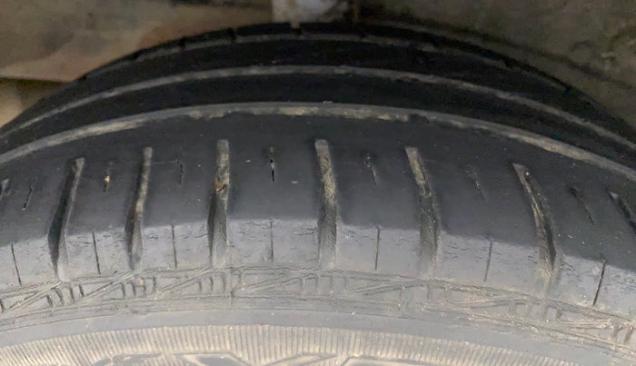 2012 Toyota Etios G, Petrol, Manual, 1,22,762 km, Right Rear Tyre Tread