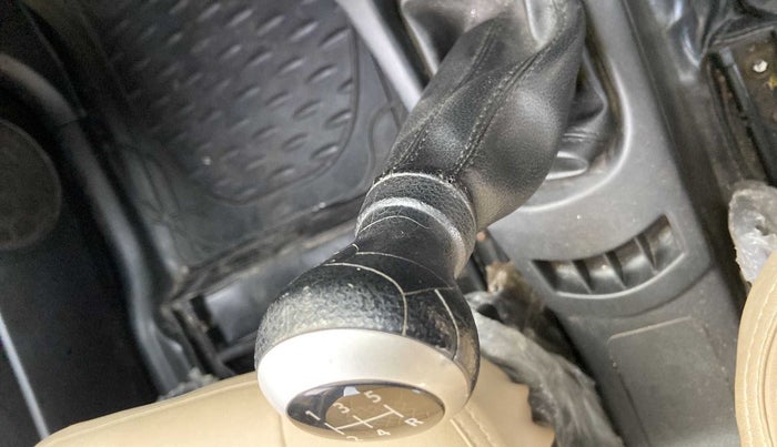 2017 Maruti Wagon R 1.0 VXI, Petrol, Manual, 50,564 km, Gear lever - Knob has minor damage