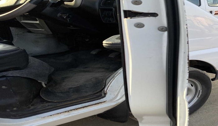 2018 Maruti Eeco 5 STR WITH A/C+HTR, CNG, Manual, 89,933 km, Driver-side door - Door visor damaged