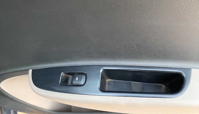 2019 Hyundai Grand i10 SPORTZ AT 1.2 KAPPA VTVT, Petrol, Automatic, 28,873 km, Right rear window switch / handle - Switch/handle not functional