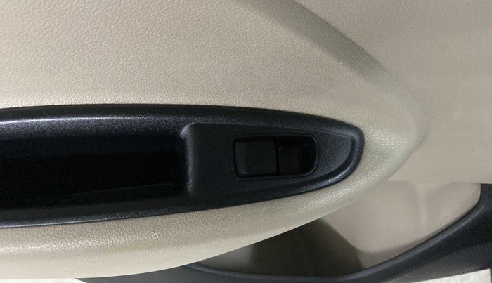2019 Hyundai NEW SANTRO SPORTZ CNG, CNG, Manual, 59,169 km, Left rear window switch / handle - Switch/handle not functional