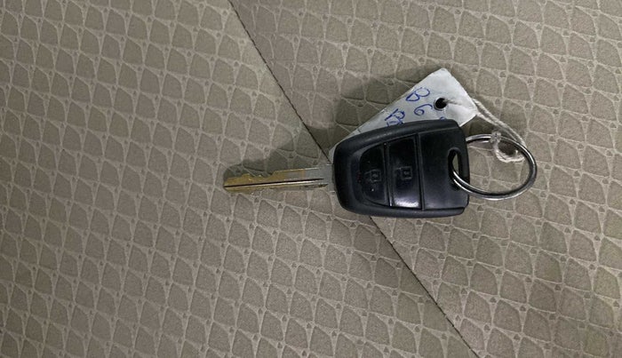 2019 Hyundai NEW SANTRO SPORTZ CNG, CNG, Manual, 59,169 km, Lock system - Remote key minor damage