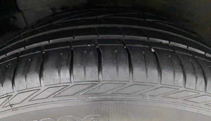 2018 Tata NEXON XZA PLUS PETROL DUAL TONE, Petrol, Automatic, 26,820 km, Right Rear Tyre Tread