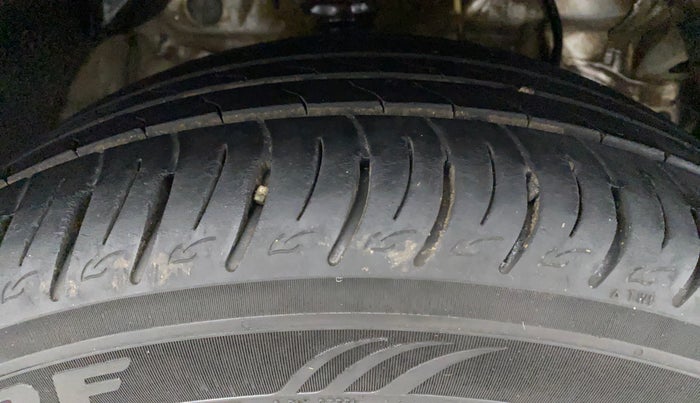 2021 Mahindra XUV300 W8 (O) 1.2 PETROL, Petrol, Manual, 22,402 km, Right Front Tyre Tread