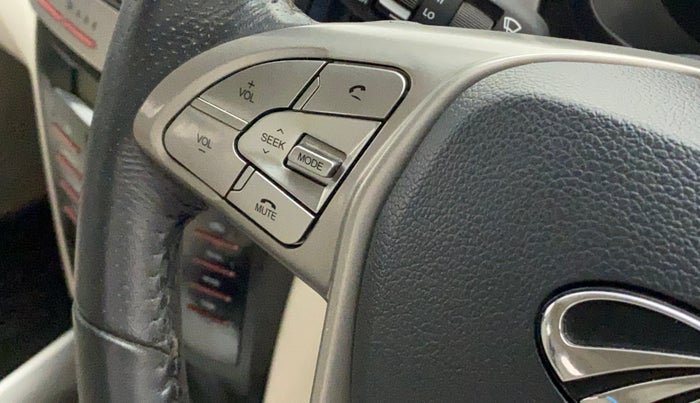 2021 Mahindra XUV300 W8 (O) 1.2 PETROL, Petrol, Manual, 22,402 km, Steering wheel - Phone control not functional