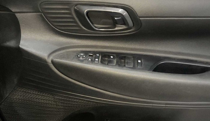 2022 Hyundai NEW I20 SPORTZ 1.5 MT, Diesel, Manual, 19,993 km, Driver Side Door Panels Control