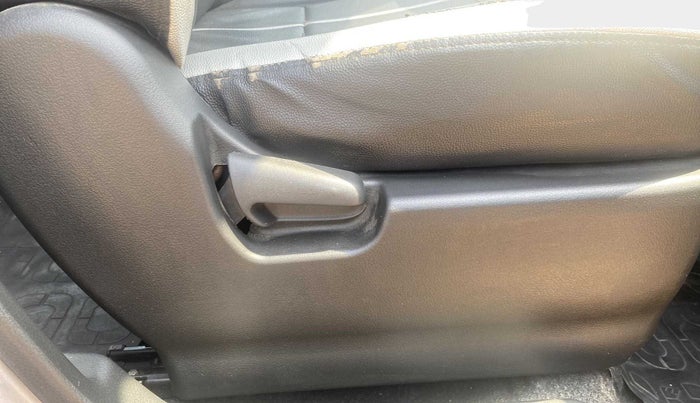 2015 Maruti Wagon R 1.0 VXI, Petrol, Manual, 28,131 km, Driver Side Adjustment Panel