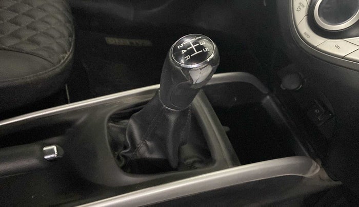 2017 Maruti Baleno DELTA PETROL 1.2, Petrol, Manual, 36,179 km, Gear lever - Knob cover torn
