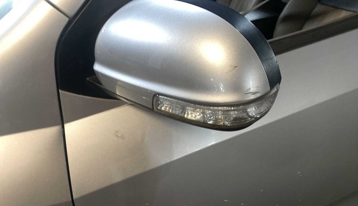 2014 Mahindra XUV500 W4, Diesel, Manual, 93,677 km, Left rear-view mirror - Indicator light has minor damage