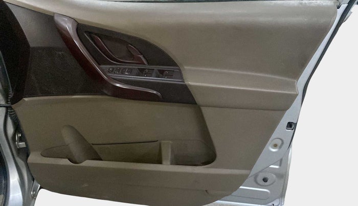 2014 Mahindra XUV500 W4, Diesel, Manual, 93,677 km, Driver Side Door Panels Control