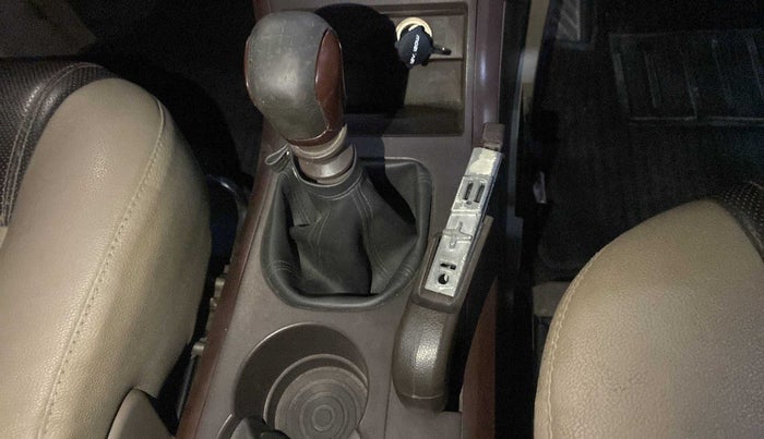 2014 Mahindra XUV500 W4, Diesel, Manual, 93,677 km, Gear lever - Knob has minor damage