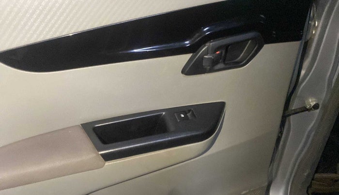 2017 Mahindra Kuv100 K6 PLUS D 6 STR, Diesel, Manual, 39,312 km, Left rear window switch / handle - Minor damage