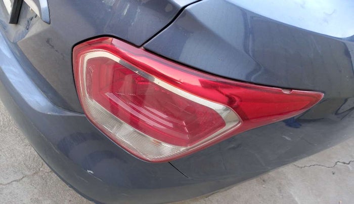 2015 Hyundai Xcent BASE 1.2, CNG, Manual, 1,22,656 km, Right tail light - Minor damage