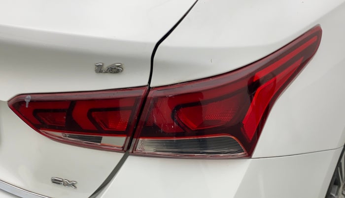 2018 Hyundai Verna 1.6 SX VTVT, Petrol, Manual, 40,298 km, Right tail light - Minor scratches