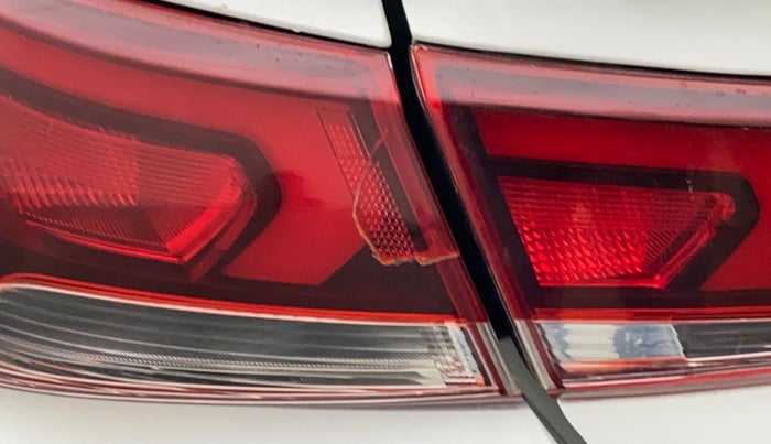 2018 Hyundai Verna 1.6 SX VTVT, Petrol, Manual, 40,298 km, Left tail light - Minor damage