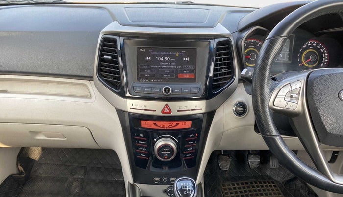 2020 Mahindra XUV 3OO W8 1.2 PETROL, Petrol, Manual, 72,477 km, AC Unit - Front vent has minor damage