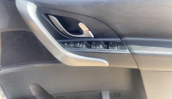 2020 Mahindra XUV500 W9 AT, Diesel, Automatic, 20,458 km, Driver Side Door Panels Control