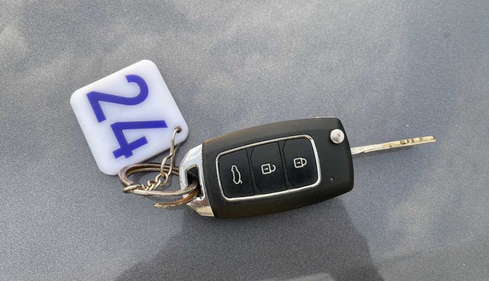 2018 Hyundai NEW SANTRO SPORTZ AMT, Petrol, Automatic, 11,890 km, Lock system - Door lock knob has minor damage