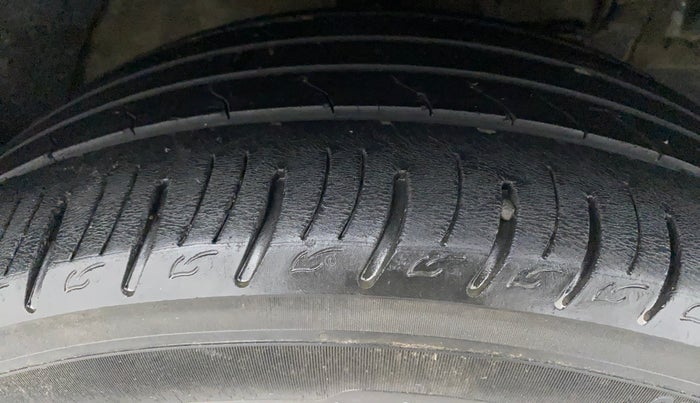 2020 Mahindra XUV 3OO W8 (O) 1.5 DIESEL, Diesel, Manual, 50,895 km, Right Front Tyre Tread