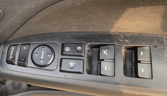 2016 Hyundai New Elantra 2.0 SX MT PETROL, Petrol, Manual, 74,123 km, Right front window switch / handle - Switch/handle not functional