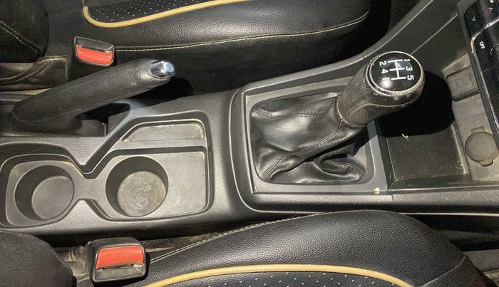 2017 Maruti Vitara Brezza ZDI PLUS DUAL TONE, Diesel, Manual, 83,283 km, Gear lever - Boot cover slightly torn