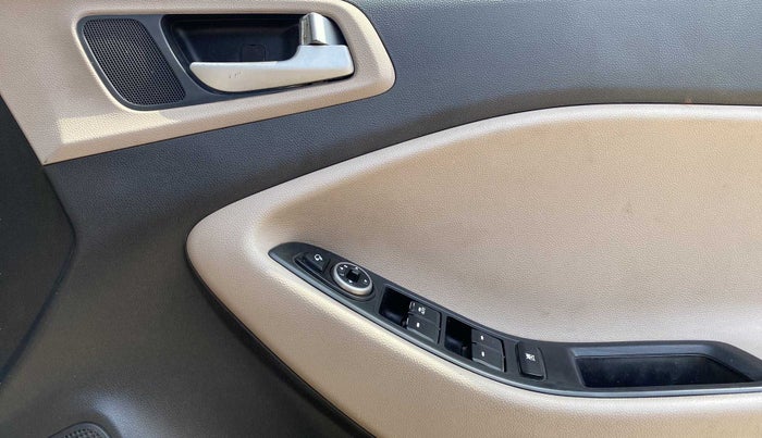 2016 Hyundai Elite i20 ASTA 1.2 (O), CNG, Manual, 1,00,785 km, Driver Side Door Panels Control