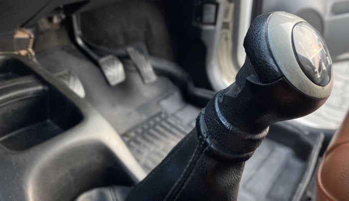 2014 Maruti Wagon R 1.0 VXI, Petrol, Manual, 87,385 km, Gear lever - Knob has minor damage