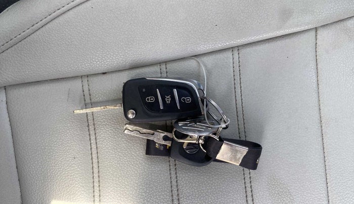 2018 Volkswagen Ameo TRENDLINE 1.0L, CNG, Manual, 55,985 km, Key Close Up