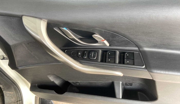 2018 Mahindra XUV500 W7, Diesel, Manual, 38,047 km, Driver Side Door Panels Control