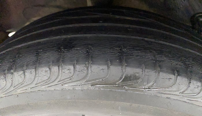 2016 Toyota Etios Liva V, Petrol, Manual, 66,798 km, Right Rear Tyre Tread