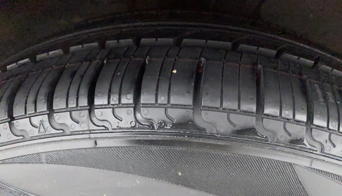 2016 Toyota Etios Liva V, Petrol, Manual, 66,798 km, Right Front Tyre Tread