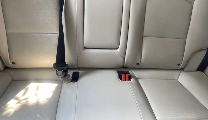 2019 Mahindra XUV 3OO W8 (O) 1.5 DIESEL AMT, Diesel, Automatic, 19,710 km, Second-row left seat - Cover slightly stained