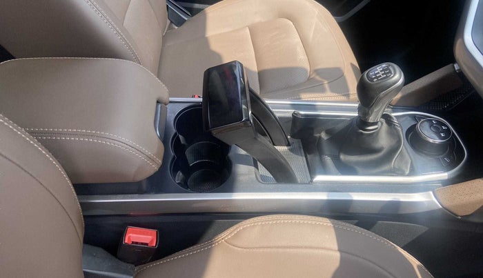 2022 Tata Harrier XZ SUNROOF 2.0L, Diesel, Manual, 18,836 km, Gear Lever