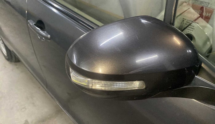 2013 Maruti Ertiga VDI, Diesel, Manual, 40,065 km, Right rear-view mirror - Indicator light has minor damage