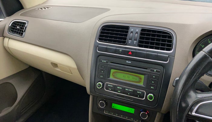 2013 Skoda Rapid ELEGANCE 1.6 MPI MT, Petrol, Manual, 96,965 km, Infotainment system - Reverse camera not working