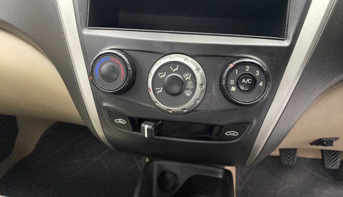 2014 Hyundai Eon ERA +, Petrol, Manual, 37,549 km, AC Unit - Front vent has minor damage
