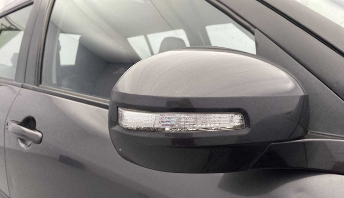 2017 Maruti Swift VXI O, Petrol, Manual, 32,914 km, Right rear-view mirror - Indicator light has minor damage