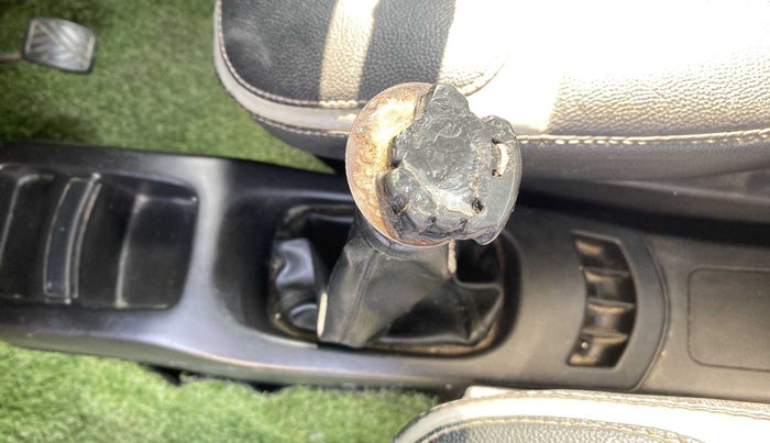 2013 Maruti Wagon R 1.0 VXI, Petrol, Manual, 64,328 km, Gear lever - Knob has minor damage